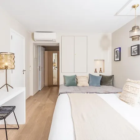 10 & 11 By Des Lices סן טרופז